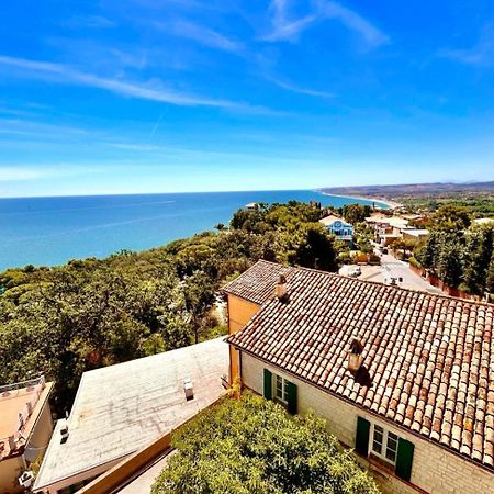 Paulis - Semiattico In Pieno Centro A Sirolo, Con Meravigliosa Vista Mare Apartment Bagian luar foto