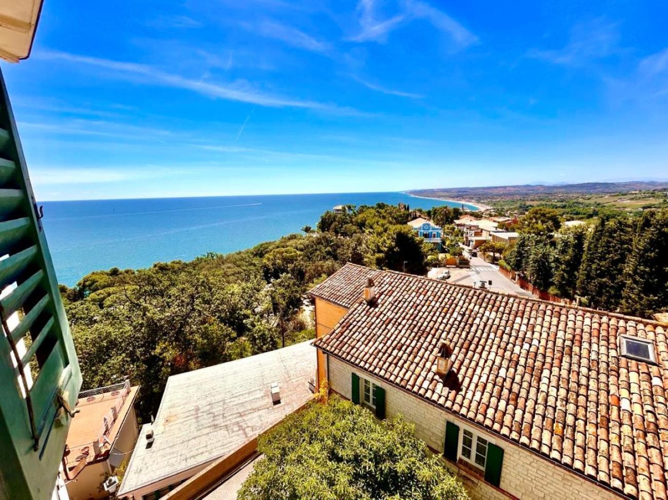 Paulis - Semiattico In Pieno Centro A Sirolo, Con Meravigliosa Vista Mare Apartment Bagian luar foto
